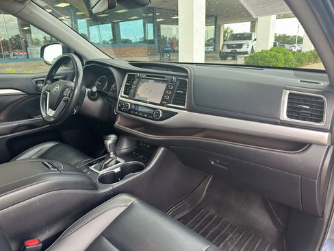 Used 2019 Toyota Highlander XLE AWD/4WD image 29