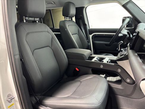 Used 2025 Land Rover Defender 110 S image 32