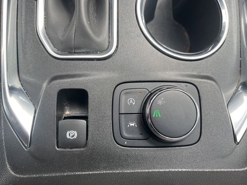 Used 2023 Chevrolet Traverse LT image 11