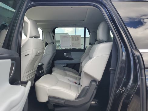 Certified 2025 Ford Expedition Max Platinum image 14