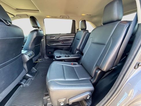 Used 2017 Toyota Highlander Limited image 22