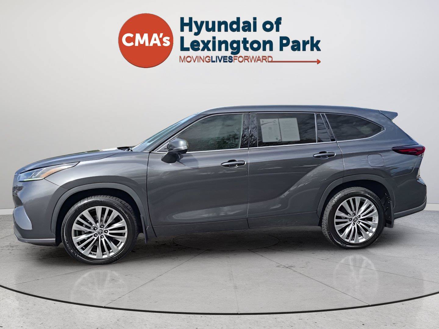 Used 2024 Toyota Highlander Platinum AWD/4WD image 2