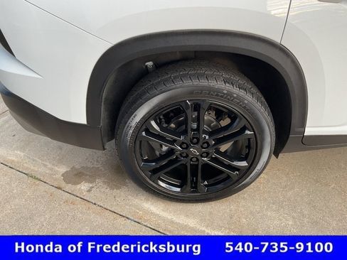 Used 2025 Chevrolet Traverse LT FWD image 12