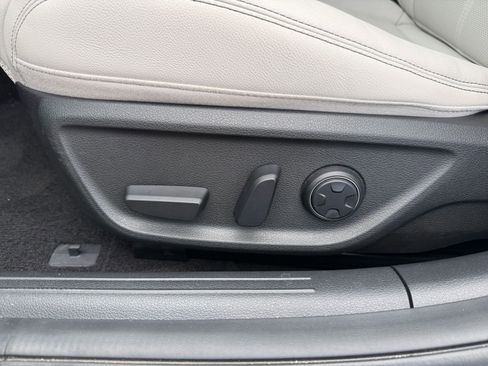 Used 2025 Genesis G70 2.5T image 23