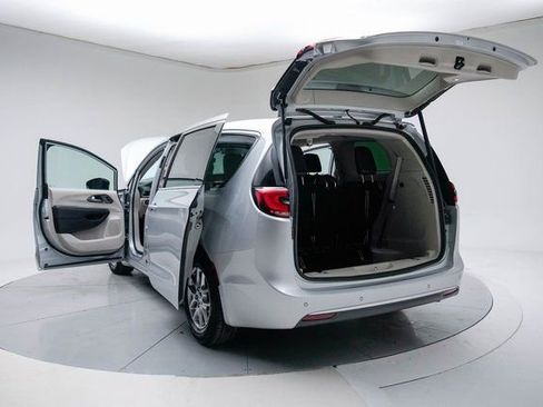 Used 2024 Chrysler Pacifica Touring-L image 21