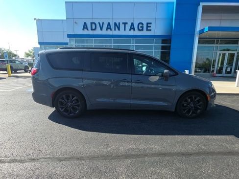 Used 2020 Chrysler Pacifica Touring-L w/ S Appearance Package FWD image 5