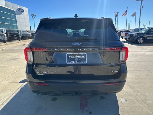 Used 2025 Ford Explorer Active AWD/4WD image 4