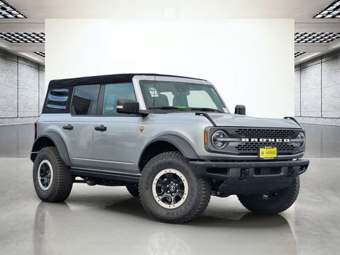 Used 2023 Ford Bronco Badlands w/ Sasquatch Package AWD/4WD image 2