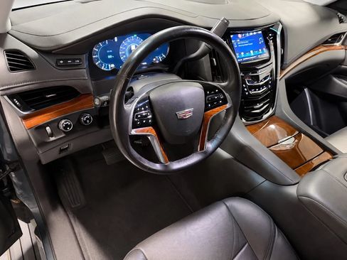 Used 2019 Cadillac Escalade ESV Premium Luxury AWD/4WD image 9
