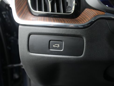 Used 2023 Volvo XC60 B5 Plus image 8