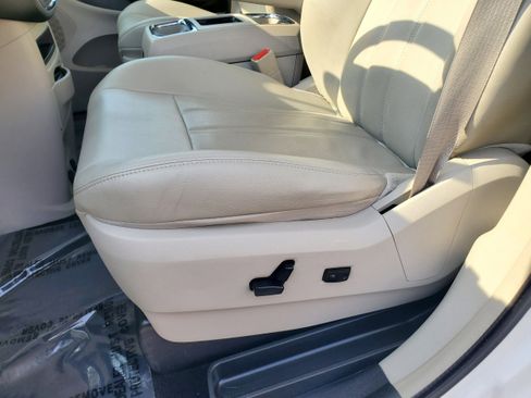 Used 2013 Chrysler Town & Country Touring FWD image 12
