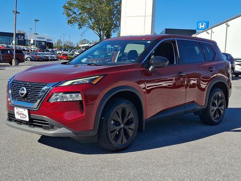 Used 2022 Nissan Rogue SV image 3