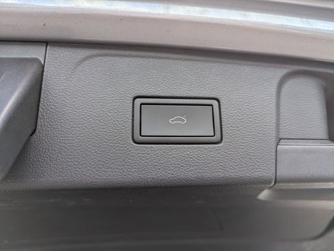 Used 2025 Volkswagen Atlas SE image 10