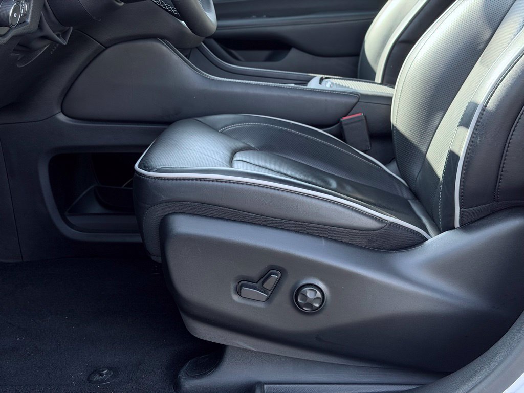 Certified 2025 Chrysler Pacifica Limited FWD image 23
