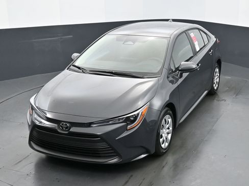 Used 2025 Toyota Corolla LE image 28