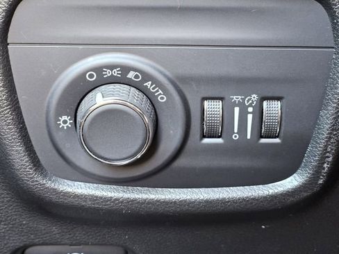 Used 2023 Jeep Grand Cherokee Laredo AWD/4WD image 20