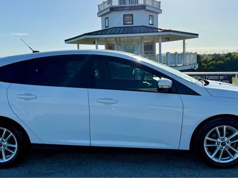 Used 2017 Ford Focus SE FWD image 4