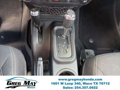 Used 2015 Jeep Wrangler Unlimited Rubicon w/ Connectivity Group AWD/4WD image 18
