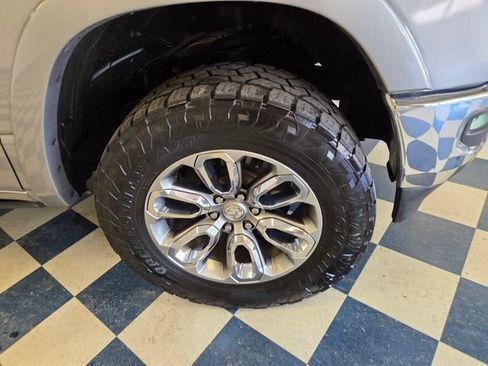 Used 2019 RAM 1500 Laramie AWD/4WD image 11