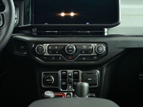 Used 2025 Jeep Gladiator Willys image 38