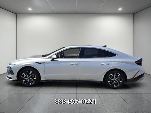Used 2025 Hyundai Sonata SEL FWD image 2