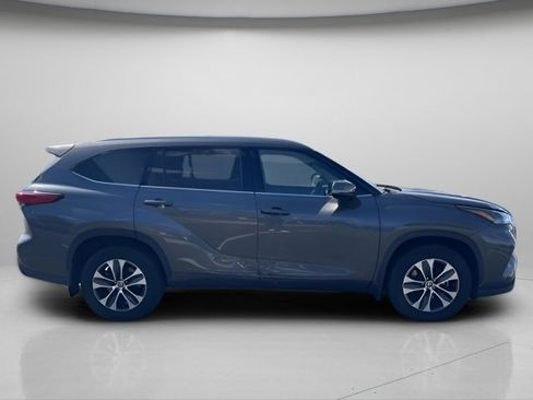 Used 2022 Toyota Highlander XLE image 6