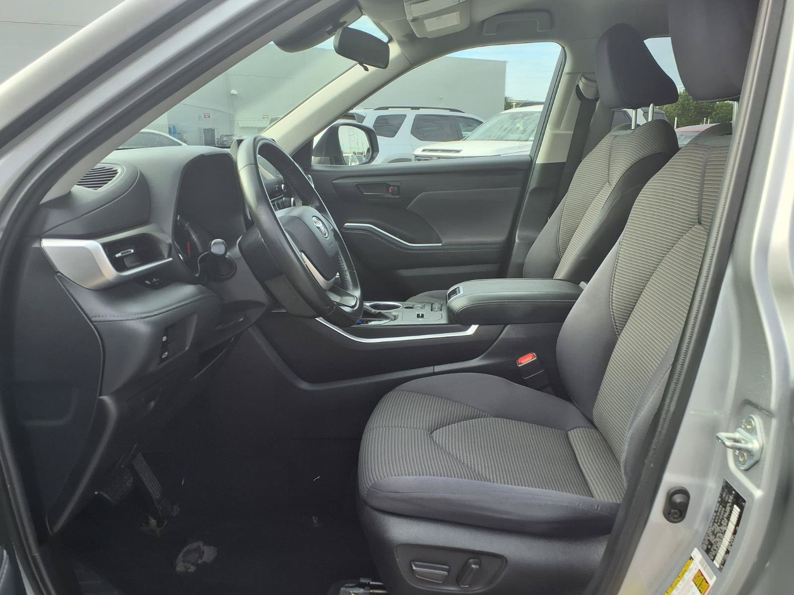 Used 2022 Toyota Highlander LE FWD image 17