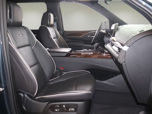 Used 2021 Cadillac Escalade Premium Luxury RWD image 18