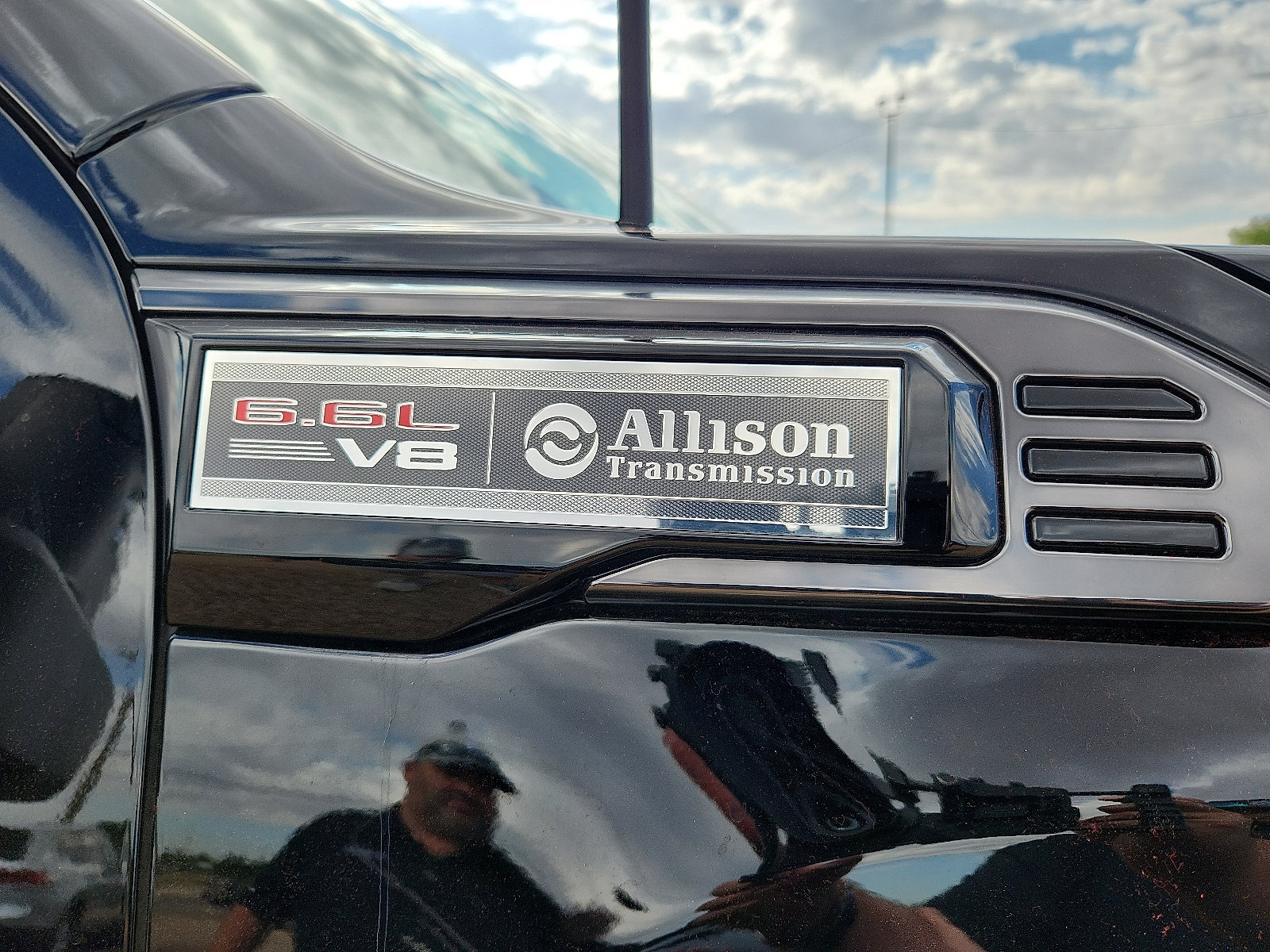 Used 2025 GMC Sierra 2500 AT4 w/ Technology Package AWD/4WD image 7
