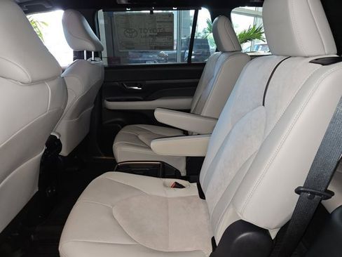 New 2025 Toyota Grand Highlander MAX Platinum image 14