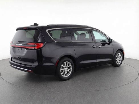 Used 2024 Chrysler Pacifica Touring-L image 9