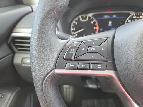 Used 2025 Nissan Altima 2.5 SV image 16