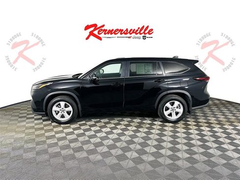 Used 2024 Toyota Highlander LE image 4