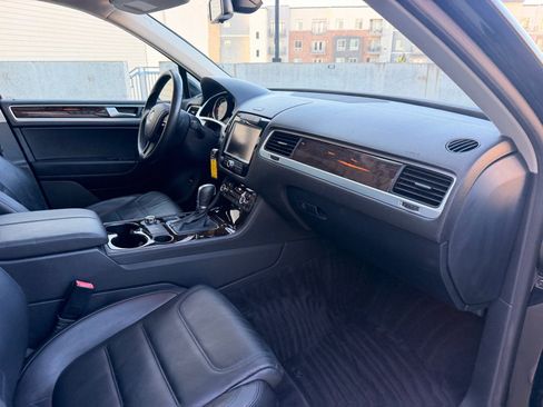 Used 2013 Volkswagen Touareg TDI AWD/4WD image 19