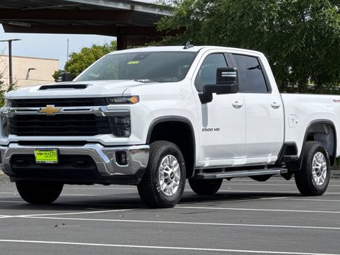 Used 2025 Chevrolet Silverado 2500 LT w/ Convenience Package AWD/4WD image 16