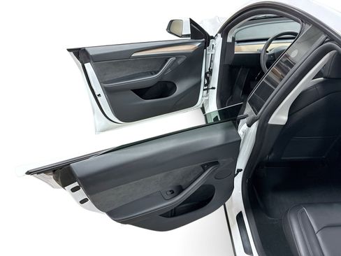 Certified 2023 Tesla Model Y AWD image 10