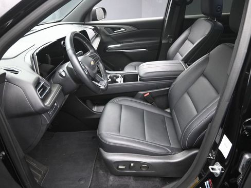 Used 2025 Chevrolet Traverse LT image 15