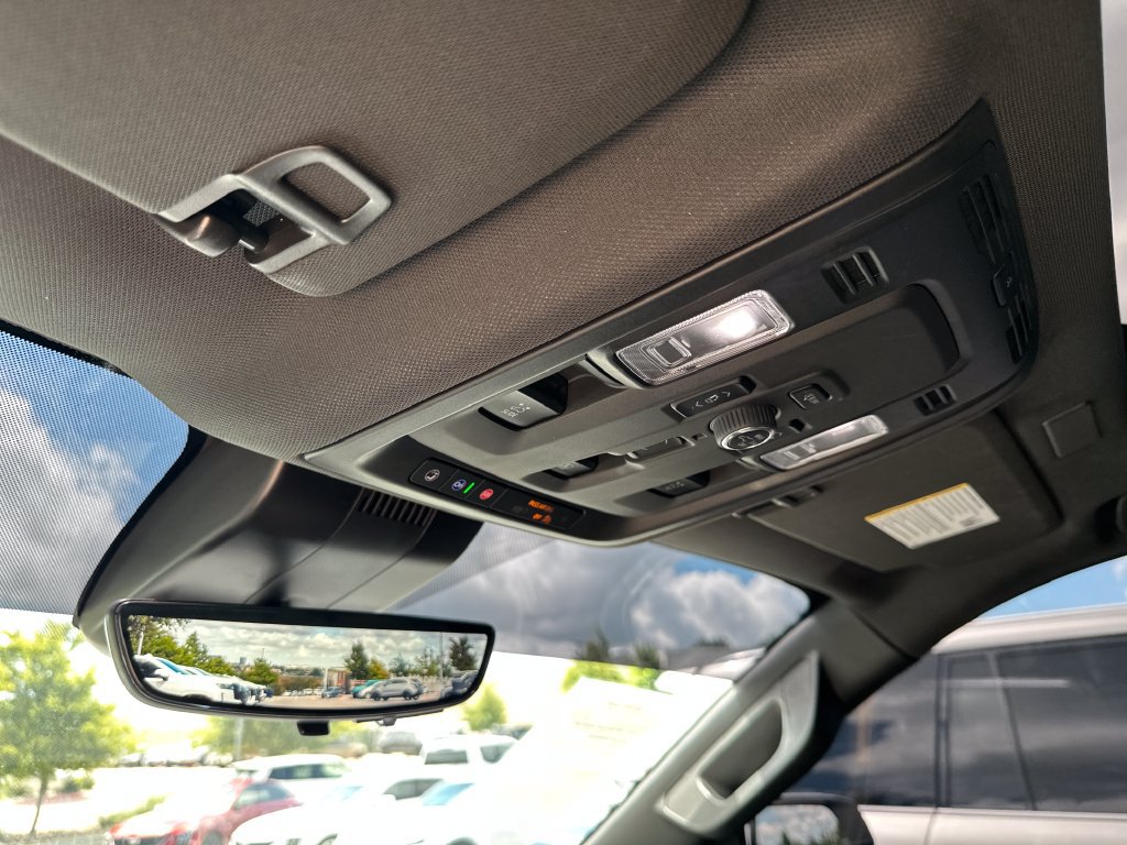 Used 2025 Chevrolet Tahoe High Country AWD/4WD image 24