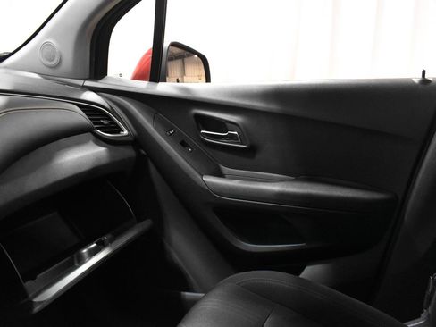 Used 2017 Chevrolet Trax LT w/ Sun & Sound Package FWD image 21