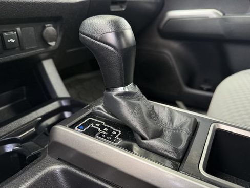 Certified 2022 Toyota Tacoma SR5 AWD/4WD image 18