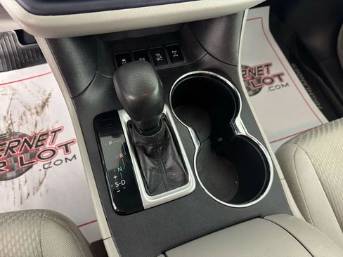 Used 2019 Toyota Highlander LE AWD/4WD image 20