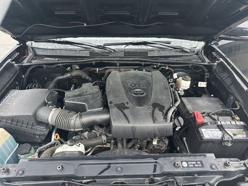 Used 2018 Toyota Tacoma TRD Sport w/ Technology Package image 25