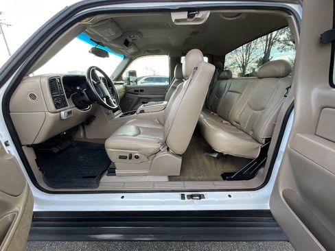 Used 2005 GMC Sierra 2500 SLT w/ Heavy-Duty Power Package image 12