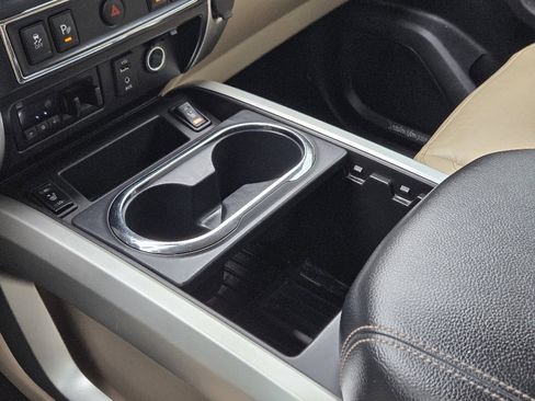 Used 2017 Nissan Titan SL image 9