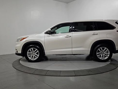 Used 2014 Toyota Highlander LE FWD image 2