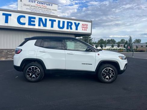 Used 2025 Jeep Compass Trailhawk AWD/4WD image 16