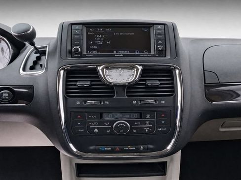 Used 2016 Chrysler Town & Country Limited FWD image 9