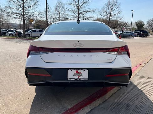 Used 2025 Hyundai Elantra Limited image 7