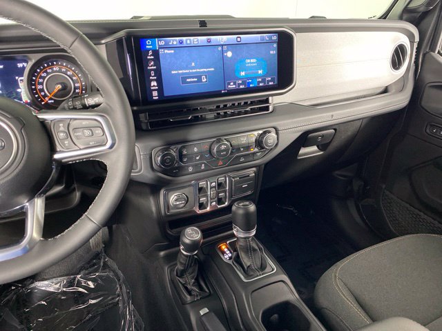 Used 2026 Jeep Wrangler Unlimited Sahara AWD/4WD image 28