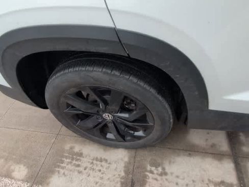 Certified 2022 Volkswagen Taos SE w/ Panoramic Sunroof Package image 9